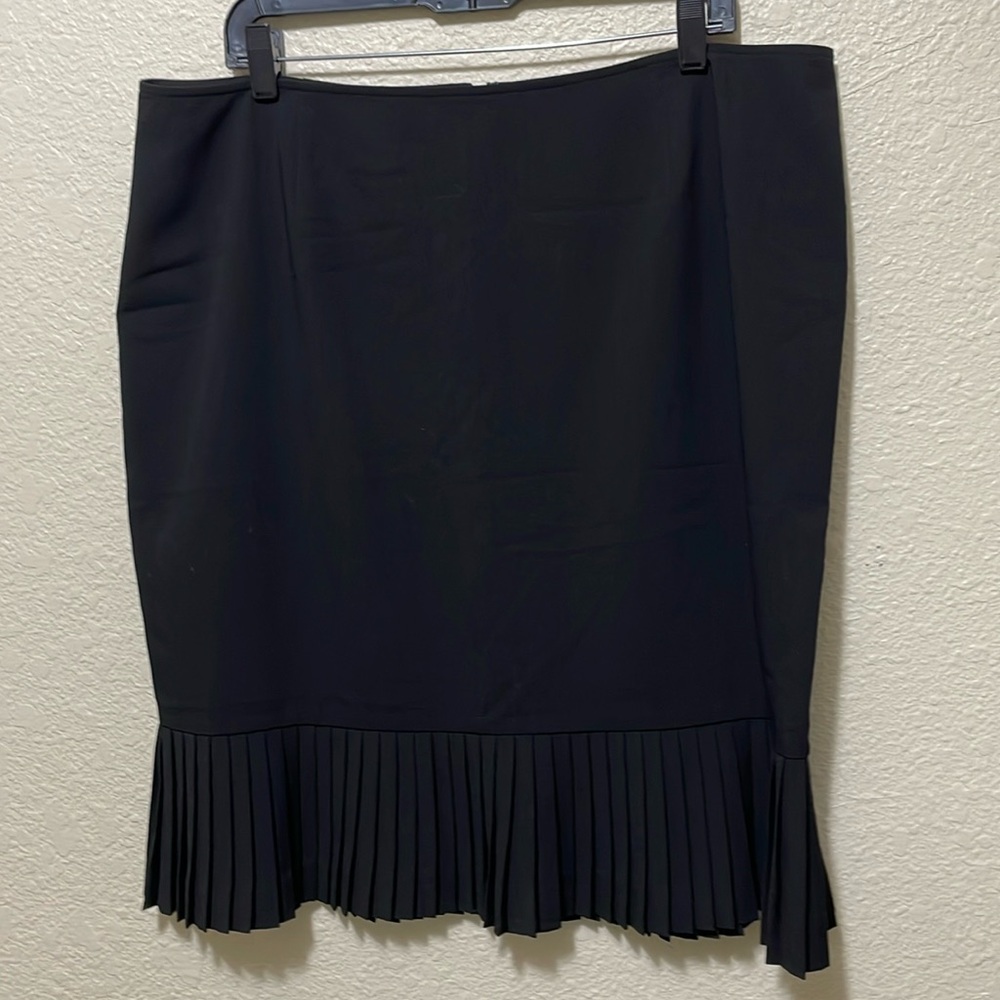 Bandolino's Women's Black Skirt With Pleated Hemline. Very Good Condition.